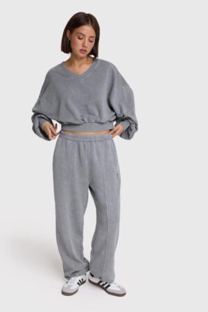 ALIX THE LABEL CUTSEAM V-NECK SWEATER LIGHT GREY